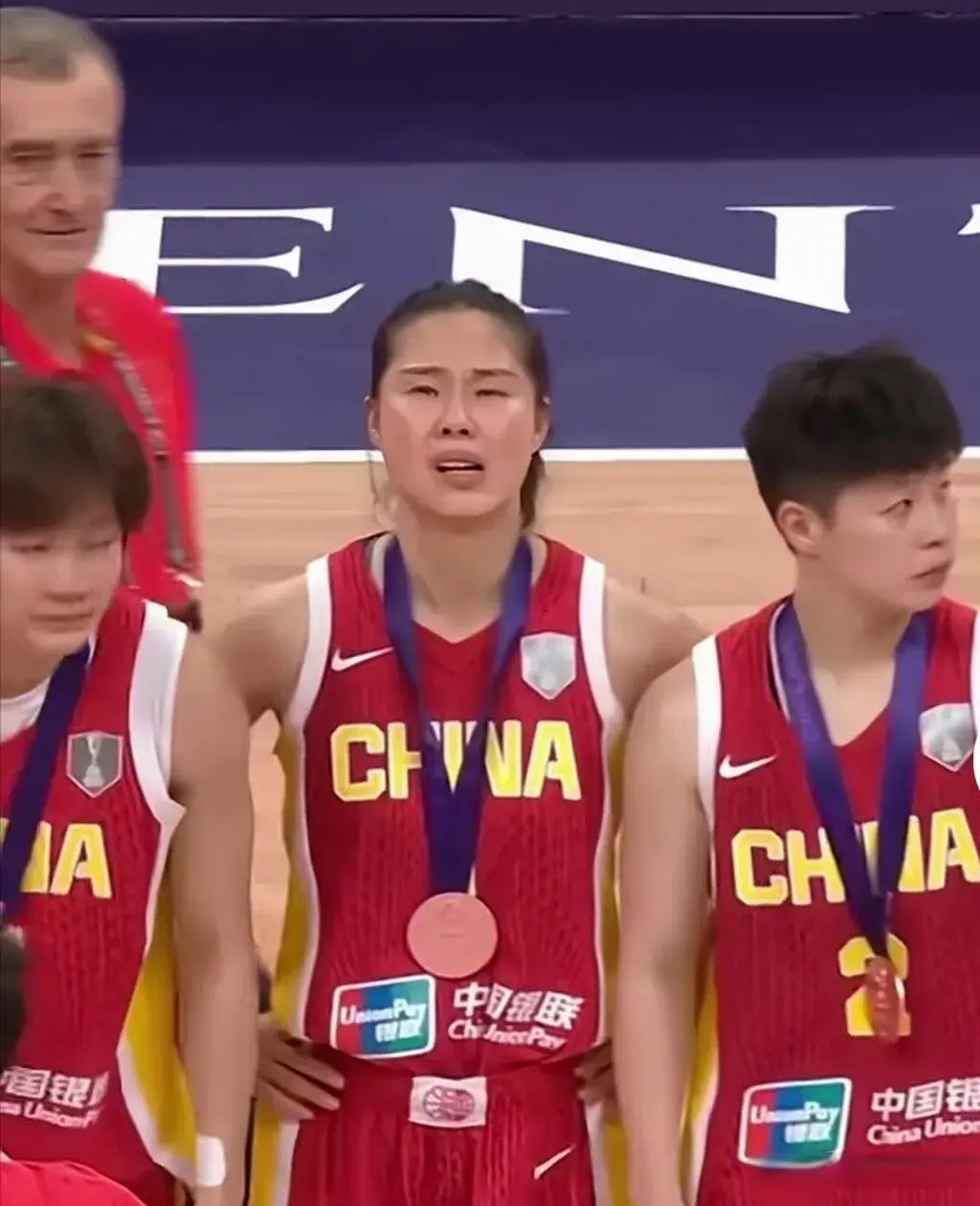 杯结束才半, 罗欣域