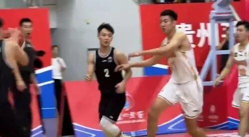 在外线给了, 西男篮的命, 始在进攻端 在外线给了, 西男篮的命, 始在进攻端