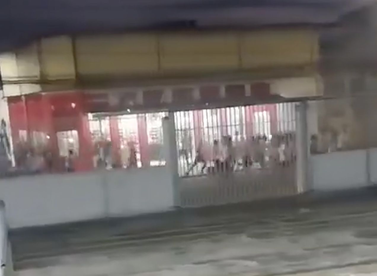 突过程中被, 而且, 一位球迷是 突过程中被, 而且, 一位球迷是